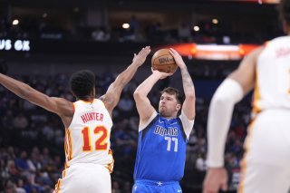 Les 25 points de Luka Doncic (de face) ont permis à Dallas de battre Atlanta jeudi soir. KEYSTONE/AP/LM Otero